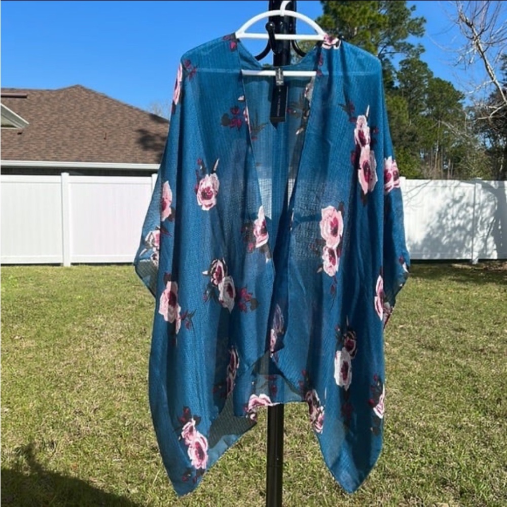 NWT $50 ONE SIZE floral overpiece